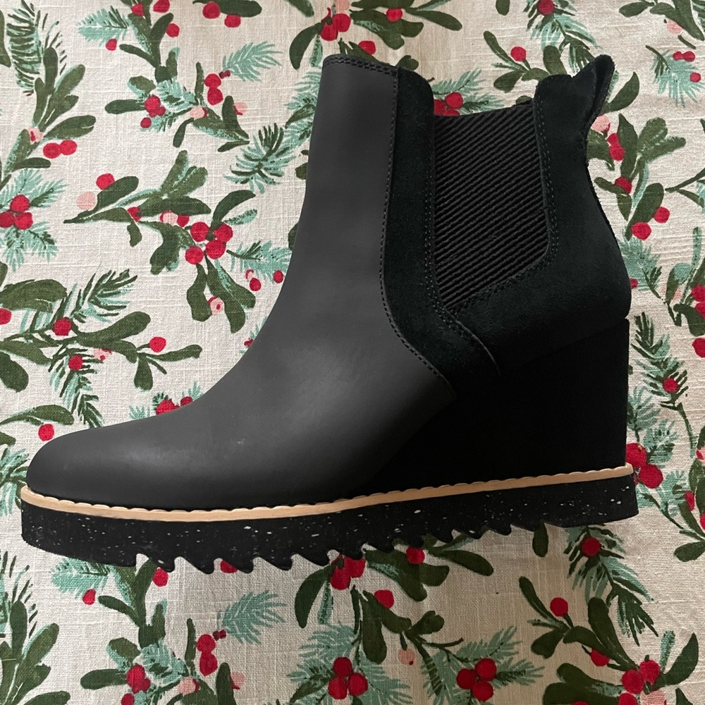 New black ankle boots. Size 7 but probably would fit better on someone 6.5.